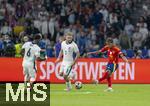 14.07.2024, Fussball UEFA EURO 2024, Finale im Berliner Olympiastadion, Spanien - England, re: Lamine Yamal (Spanien) Schuss gegen Luke Shaw (England) und Marc Guehi (England) 
