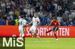 14.07.2024, Fussball UEFA EURO 2024, Finale im Berliner Olympiastadion, Spanien - England, re: Lamine Yamal (Spanien) Schuss gegen Luke Shaw (England) und Marc Guehi (England) 
