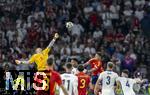 14.07.2024, Fussball UEFA EURO 2024, Finale im Berliner Olympiastadion, Spanien - England, li: Torwart Jordan Pickford (England) boxt den Ball weg 
