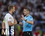 14.07.2024, Fussball UEFA EURO 2024, Finale im Berliner Olympiastadion, Spanien - England, v.li: Harry Kane (England) diskutiert mit Schiedsrichter Francois Letexier (FRA) 