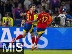 14.07.2024, Fussball UEFA EURO 2024, Finale im Berliner Olympiastadion, Spanien - England, li: Torjubel  Mikel Oyarzabal (li, Spanien) zum Endstand von 2:1, re: Nico Williams (Spanien) 
