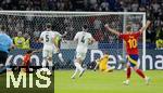 14.07.2024, Fussball UEFA EURO 2024, Finale im Berliner Olympiastadion, Spanien - England, li: Torschuss Mikel Oyarzabal (li, Spanien) zum Endstand von 2:1, re: Torwart Jordan Pickford (England) am Boden.
