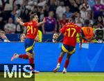 14.07.2024, Fussball UEFA EURO 2024, Finale im Berliner Olympiastadion, Spanien - England, li: Torjubel  Mikel Oyarzabal (li, Spanien) zum Endstand von 2:1, re: Nico Williams (Spanien) 
