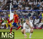 14.07.2024, Fussball UEFA EURO 2024, Finale im Berliner Olympiastadion, Spanien - England, Schlussjubel des Europameisters Spanien, Lamine Yamal (Spanien) jubelt, vorne ein Englischer Spieler frustriert
