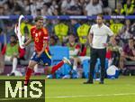 14.07.2024, Fussball UEFA EURO 2024, Finale im Berliner Olympiastadion, Spanien - England, Schlussjubel des Europameisters Spanien, Lamine Yamal (Spanien) jubelt, hinten steht Trainer Gareth Southgate (England) fassungslos da.
