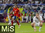 14.07.2024, Fussball UEFA EURO 2024, Finale im Berliner Olympiastadion, Spanien - England, Schlussjubel des Europameisters Spanien, Lamine Yamal (Spanien) jubelt, vorne ein Englischer Spieler frustriert
