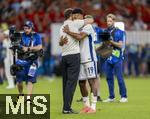 14.07.2024, Fussball UEFA EURO 2024, Finale im Berliner Olympiastadion, Spanien - England, Nach der Niederlage im Finale, Frust bei den Englischen Spielern, v.li: Trainer Gareth Southgate (England) und Ollie Watkins (England) 
