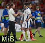 14.07.2024, Fussball UEFA EURO 2024, Finale im Berliner Olympiastadion, Spanien - England, Nach der Niederlage im Finale, Frust bei den Englischen Spielern, v.li: Trainer Gareth Southgate (England) und Declan Rice (England) 
