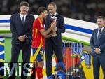 14.07.2024, Fussball UEFA EURO 2024, Finale im Berliner Olympiastadion, Spanien - England, Siegerehrung des Europameisters Spanien, UEFA Prsident Aleksander Ceferin mit dem Pokal fr den Player of the Tournament und Rodri (Spanien) 
