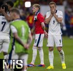 14.07.2024, Fussball UEFA EURO 2024, Finale im Berliner Olympiastadion, Spanien - England, Nach der Niederlage im Finale, Frust bei den Englischen Spielern,  Harry Kane (England) und Anthony Gordon (England) 