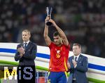 14.07.2024, Fussball UEFA EURO 2024, Finale im Berliner Olympiastadion, Spanien - England, Siegerehrung des Europameisters Spanien, UEFA Prsident Aleksander Ceferin und Rodri (Spanien) mit dem Pokal fr den Player of the Tournament 
