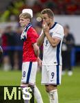 14.07.2024, Fussball UEFA EURO 2024, Finale im Berliner Olympiastadion, Spanien - England, Nach der Niederlage im Finale, Frust bei den Englischen Spielern,  Harry Kane (England) und Anthony Gordon (England) 