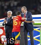 14.07.2024, Fussball UEFA EURO 2024, Finale im Berliner Olympiastadion, Spanien - England, Siegerehrung des Europameisters Spanien, Knig Felipe von Spanien mit Rodri (Spanien) 
