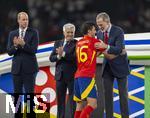 14.07.2024, Fussball UEFA EURO 2024, Finale im Berliner Olympiastadion, Spanien - England, Siegerehrung des Europameisters Spanien, Knig Felipe von Spanien mit Rodri (Spanien), li: Prinz William von England 
