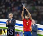 14.07.2024, Fussball UEFA EURO 2024, Finale im Berliner Olympiastadion, Spanien - England, Siegerehrung des Europameisters Spanien, UEFA Prsident Aleksander Ceferin und Rodri (Spanien) mit dem Pokal fr den Player of the Tournament 
