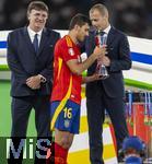 14.07.2024, Fussball UEFA EURO 2024, Finale im Berliner Olympiastadion, Spanien - England, Siegerehrung des Europameisters Spanien, UEFA Prsident Aleksander Ceferin mit dem Pokal fr den Player of the Tournament und Rodri (Spanien) 
