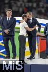 14.07.2024, Fussball UEFA EURO 2024, Finale im Berliner Olympiastadion, Spanien - England, Siegerehrung des Europameisters Spanien, Trainer Gareth Southgate (England) shakehands mit UEFA Prsident Aleksander Ceferin 
