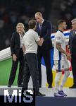 14.07.2024, Fussball UEFA EURO 2024, Finale im Berliner Olympiastadion, Spanien - England, Siegerehrung des Europameisters Spanien, Trainer Gareth Southgate (England) fassungslos als Verlierer, shakehands mit William, Prinz von Wales (ENgland).
