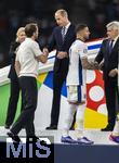 14.07.2024, Fussball UEFA EURO 2024, Finale im Berliner Olympiastadion, Spanien - England, Siegerehrung des Europameisters Spanien, Trainer Gareth Southgate (England) fassungslos als Verlierer, shakehands mit William, Prinz von Wales (ENgland).
