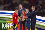 14.07.2024, Fussball UEFA EURO 2024, Finale im Berliner Olympiastadion, Spanien - England, Siegerehrung des Europameisters Spanien, Knig Felipe von Spanien und UEFA Prsident Aleksander Ceferin berreichen Alvaro Morata (Spanien) den EM-Pokal.