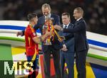 14.07.2024, Fussball UEFA EURO 2024, Finale im Berliner Olympiastadion, Spanien - England, Siegerehrung des Europameisters Spanien, Knig Felipe von Spanien und UEFA Prsident Aleksander Ceferin berreichen Alvaro Morata (Spanien) den EM-Pokal.