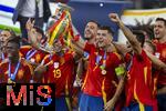 14.07.2024, Fussball UEFA EURO 2024, Finale im Berliner Olympiastadion, Spanien - England, Siegerehrung des Europameisters Spanien, Alvaro Morata (Spanien) und seine Kameraden stemmen den EM-Pokal hoch.  Nico Williams (Spanien), Lamine Yamal (Spanien), Fermin (Spanien), Daniel Carvajal (Spanien), Joselu (Spanien), Alejandro Grimaldo (Spanien), 