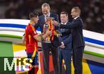 14.07.2024, Fussball UEFA EURO 2024, Finale im Berliner Olympiastadion, Spanien - England, Siegerehrung des Europameisters Spanien, Knig Felipe von Spanien und UEFA Prsident Aleksander Ceferin berreichen Alvaro Morata (Spanien) den EM-Pokal.