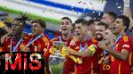 14.07.2024, Fussball UEFA EURO 2024, Finale im Berliner Olympiastadion, Spanien - England, Siegerehrung des Europameisters Spanien, Alvaro Morata (Spanien) und seine Kameraden stemmen den EM-Pokal hoch.  Nico Williams (Spanien), Lamine Yamal (Spanien), Fermin (Spanien), Daniel Carvajal (Spanien), Joselu (Spanien), Alejandro Grimaldo (Spanien), 