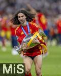 14.07.2024, Fussball UEFA EURO 2024, Finale im Berliner Olympiastadion, Spanien - England, Nach der Siegerehrung des Europameisters Spanien,  Marc Cucurella (Spanien) trgt stolz den Pokal zu den Fans in die Kurve.