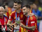 14.07.2024, Fussball UEFA EURO 2024, Finale im Berliner Olympiastadion, Spanien - England, Nach der Siegerehrung des Europameisters Spanien, li: Alvaro Morata (Spanien) und Alex Baena (Spanien) mit dem Pokal 