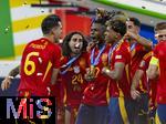 14.07.2024, Fussball UEFA EURO 2024, Finale im Berliner Olympiastadion, Spanien - England, Siegerehrung des Europameisters Spanien,   Nico Williams (Spanien), Lamine Yamal (Spanien), Mikel Merino (Spanien) 