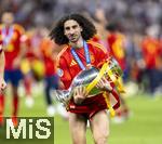 14.07.2024, Fussball UEFA EURO 2024, Finale im Berliner Olympiastadion, Spanien - England, Nach der Siegerehrung des Europameisters Spanien,  Marc Cucurella (Spanien) trgt stolz den Pokal zu den Fans in die Kurve.