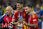 14.07.2024, Fussball UEFA EURO 2024, Finale im Berliner Olympiastadion, Spanien - England, Nach der Siegerehrung des Europameisters Spanien, li: Alvaro Morata (Spanien) und Alex Baena (Spanien) mit dem Pokal 