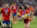 14.07.2024, Fussball UEFA EURO 2024, Finale im Berliner Olympiastadion, Spanien - England, Nach der Siegerehrung des Europameisters Spanien,  Marc Cucurella (Spanien) trgt stolz den Pokal zu den Fans in die Kurve. lI. Fermin (Spanien) 