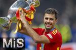 14.07.2024, Fussball UEFA EURO 2024, Finale im Berliner Olympiastadion, Spanien - England, Nach der Siegerehrung des Europameisters Spanien, Rodri (Spanien) mit dem Pokal 