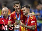 14.07.2024, Fussball UEFA EURO 2024, Finale im Berliner Olympiastadion, Spanien - England, Nach der Siegerehrung des Europameisters Spanien, li: Alvaro Morata (Spanien) und Alex Baena (Spanien) mit dem Pokal 