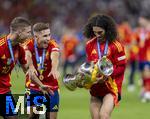 14.07.2024, Fussball UEFA EURO 2024, Finale im Berliner Olympiastadion, Spanien - England, Nach der Siegerehrung des Europameisters Spanien,  Marc Cucurella (Spanien) trgt stolz den Pokal zu den Fans in die Kurve. lI. Fermin (Spanien) und Dani Olmo (Spanien) 