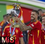 14.07.2024, Fussball UEFA EURO 2024, Finale im Berliner Olympiastadion, Spanien - England, Nach der Siegerehrung des Europameisters Spanien, Joselu (Spanien) jubelt mit dem Pokal 