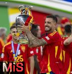 14.07.2024, Fussball UEFA EURO 2024, Finale im Berliner Olympiastadion, Spanien - England, Nach der Siegerehrung des Europameisters Spanien, Joselu (Spanien) jubelt mit dem Pokal 