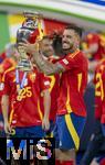 14.07.2024, Fussball UEFA EURO 2024, Finale im Berliner Olympiastadion, Spanien - England, Nach der Siegerehrung des Europameisters Spanien, Joselu (Spanien) jubelt mit dem Pokal 