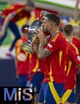 14.07.2024, Fussball UEFA EURO 2024, Finale im Berliner Olympiastadion, Spanien - England, Nach der Siegerehrung des Europameisters Spanien, Joselu (Spanien) jubelt mit dem Pokal 