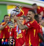 14.07.2024, Fussball UEFA EURO 2024, Finale im Berliner Olympiastadion, Spanien - England, Nach der Siegerehrung des Europameisters Spanien, Joselu (Spanien) jubelt mit dem Pokal 