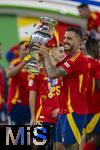 14.07.2024, Fussball UEFA EURO 2024, Finale im Berliner Olympiastadion, Spanien - England, Nach der Siegerehrung des Europameisters Spanien, Joselu (Spanien) jubelt mit dem Pokal 