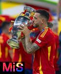 14.07.2024, Fussball UEFA EURO 2024, Finale im Berliner Olympiastadion, Spanien - England, Nach der Siegerehrung des Europameisters Spanien, Joselu (Spanien) jubelt mit dem Pokal 