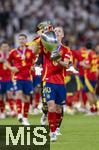 14.07.2024, Fussball UEFA EURO 2024, Finale im Berliner Olympiastadion, Spanien - England, Nach der Siegerehrung des Europameisters Spanien,   Dani Olmo (Spanien) trgt stolz den Pokal zu den Fans in die Kurve , 