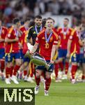 14.07.2024, Fussball UEFA EURO 2024, Finale im Berliner Olympiastadion, Spanien - England, Nach der Siegerehrung des Europameisters Spanien,   Dani Olmo (Spanien) trgt stolz den Pokal zu den Fans in die Kurve , 