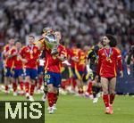 14.07.2024, Fussball UEFA EURO 2024, Finale im Berliner Olympiastadion, Spanien - England, Nach der Siegerehrung des Europameisters Spanien,   Dani Olmo (Spanien) trgt stolz den Pokal zu den Fans in die Kurve , Marc Cucurella (Spanien) 