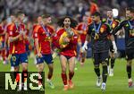 14.07.2024, Fussball UEFA EURO 2024, Finale im Berliner Olympiastadion, Spanien - England, Nach der Siegerehrung des Europameisters Spanien,  Marc Cucurella (Spanien) trgt stolz den Pokal zu den Fans in die Kurve,  Dani Olmo (Spanien), Fermin (Spanien), Torwart David Raya (Spanien), Alex Remiro (Spanien) 