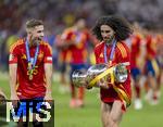 14.07.2024, Fussball UEFA EURO 2024, Finale im Berliner Olympiastadion, Spanien - England, Nach der Siegerehrung des Europameisters Spanien,  Marc Cucurella (Spanien) trgt stolz den Pokal zu den Fans in die Kurve. lI. Fermin (Spanien)  