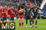 14.07.2024, Fussball UEFA EURO 2024, Finale im Berliner Olympiastadion, Spanien - England, Nach der Siegerehrung des Europameisters Spanien,  Marc Cucurella (Spanien) trgt stolz den Pokal zu den Fans in die Kurve und ksst ihn, Dani Olmo (Spanien), Fermin (Spanien), Torwart David Raya (Spanien), Alex Remiro (Spanien) 